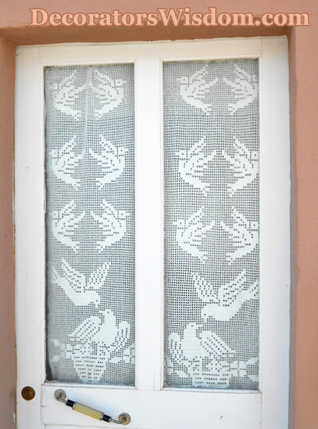 DIY Curtain Idea: You Can Crochet Your Own Curtains With Bird Motifs Using the Filet Crochet Technique.